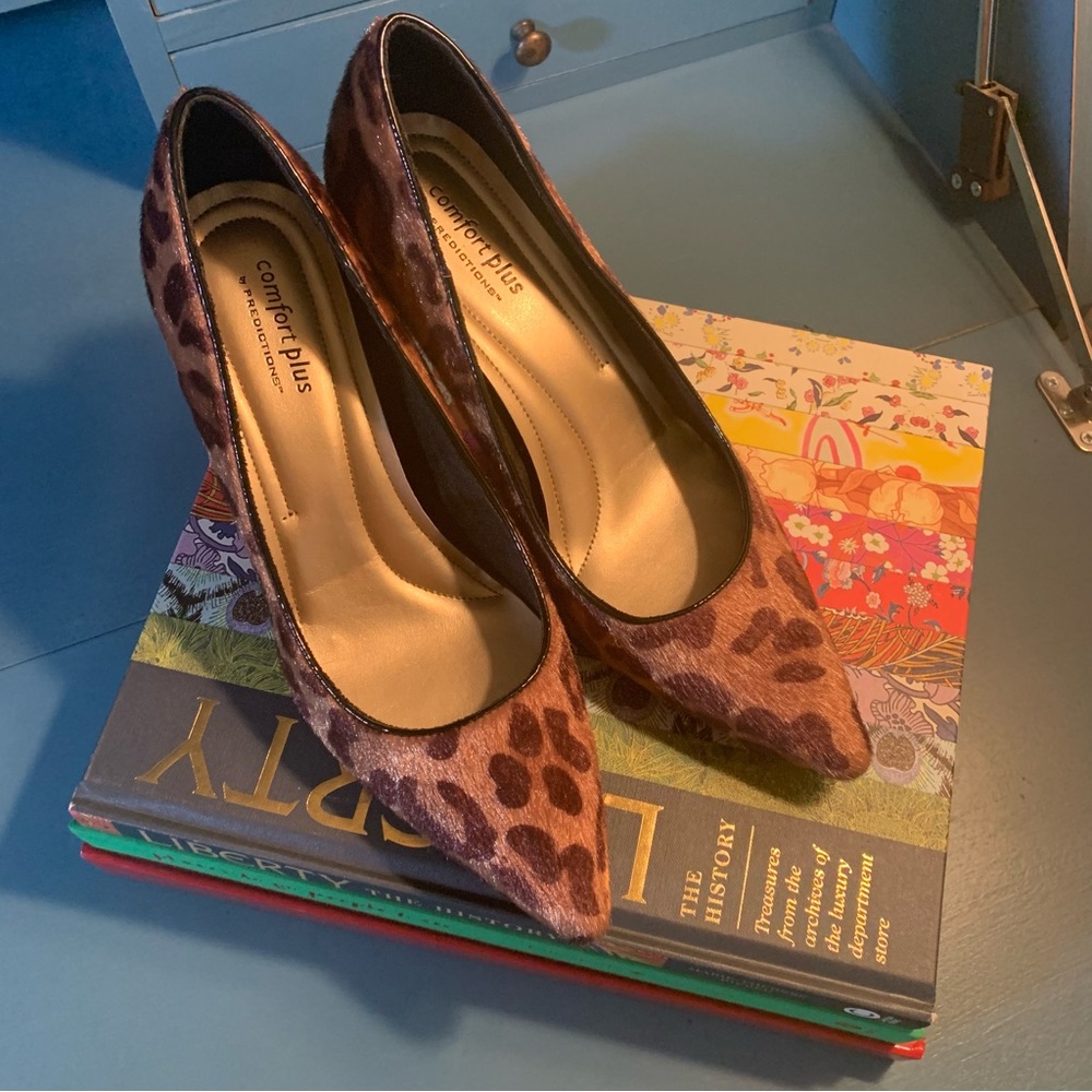 COMFORT PLUS by PREDICTIONS CHEETA PRINT PUMPS